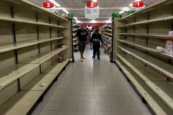 Εικόνες χάους και τεράστιες ουρές έξω από τα σούπερ μάρκετ του Καράκας - Ο Μαδούρο διέταξε μείωση των τιμών