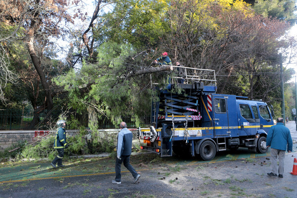 Καταστροφές και προβλήματα λόγω των ισχυρών ανέμων σε όλη τη χώρα