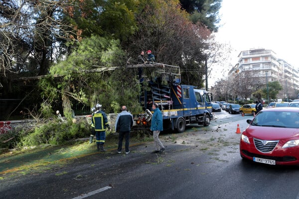 Καταστροφές και προβλήματα λόγω των ισχυρών ανέμων σε όλη τη χώρα