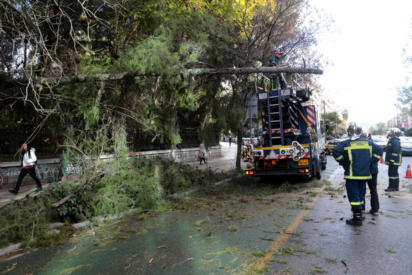 Καταστροφές και προβλήματα λόγω των ισχυρών ανέμων σε όλη τη χώρα