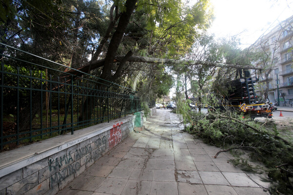 Καταστροφές και προβλήματα λόγω των ισχυρών ανέμων σε όλη τη χώρα