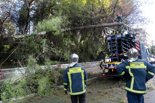 Καταστροφές και προβλήματα λόγω των ισχυρών ανέμων σε όλη τη χώρα