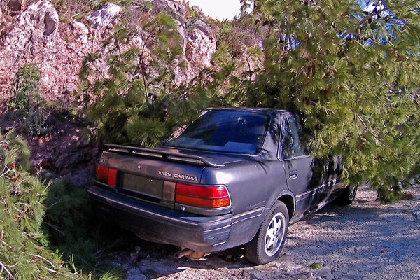 Καταστροφές και προβλήματα λόγω των ισχυρών ανέμων σε όλη τη χώρα