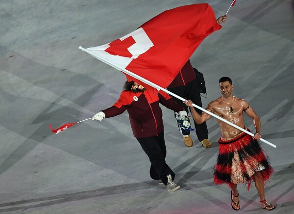 Ο ημίγυμνος, viral σημαιοφόρος της Τόνγκα χόρεψε λαδωμένος στους Χειμερινούς Ολυμπιακούς