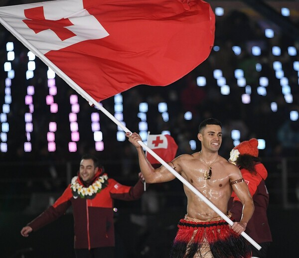 Ο ημίγυμνος, viral σημαιοφόρος της Τόνγκα χόρεψε λαδωμένος στους Χειμερινούς Ολυμπιακούς