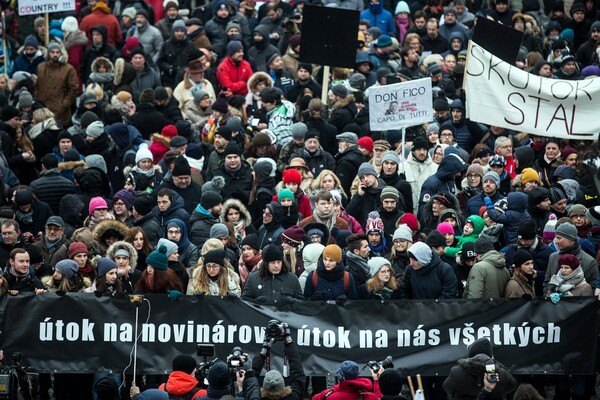 Χιλιάδες άνθρωποι διαδήλωσαν στη μνήμη του δημοσιογράφου που δολοφονήθηκε στη Σλοβακία
