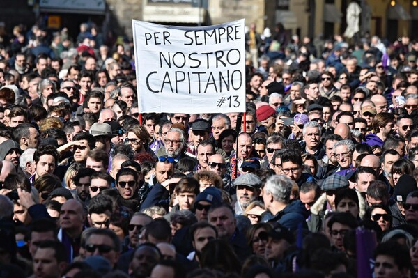 Συγκλονιστικό αντίο - Χιλιάδες άνθρωποι και βαρύ πένθος στη Φλωρεντία για την κηδεία του Αστόρι