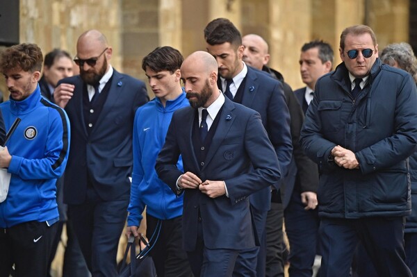 Συγκλονιστικό αντίο - Χιλιάδες άνθρωποι και βαρύ πένθος στη Φλωρεντία για την κηδεία του Αστόρι