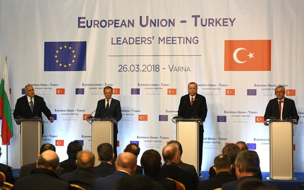 Αυστηρό μήνυμα Τουσκ και Γιούνκερ σε Ερντογάν για Αιγαίο και Έλληνες στρατιωτικούς