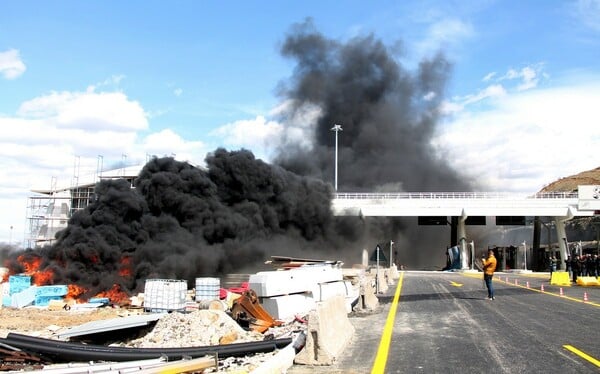 Έσπασαν και έκαψαν τα διόδια - Πεδίο μάχης δρόμοι στην Αλβανία