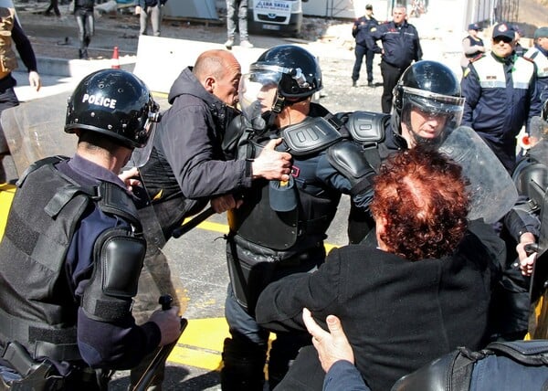 Έσπασαν και έκαψαν τα διόδια - Πεδίο μάχης δρόμοι στην Αλβανία