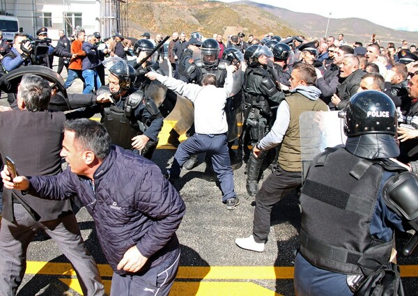 Έσπασαν και έκαψαν τα διόδια - Πεδίο μάχης δρόμοι στην Αλβανία