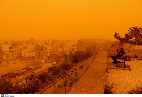 Δείτε τις πρωτοφανείς εικόνες από το Ηράκλειο σήμερα - Η Κρήτη καλύφθηκε από αφρικανική σκόνη