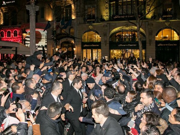 Εκθαμβωτική η Τζολί προκαλεί πανδαιμόνιο στο Παρίσι - ΒΙΝΤΕΟ