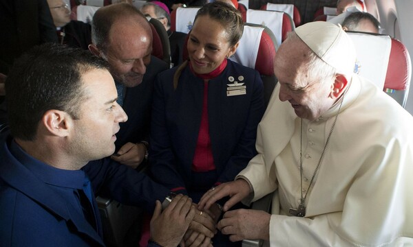 Γάμος στον αέρα: Ο Πάπας Φραγκίσκος πάντρεψε ένα ζευγάρι αεροσυνοδών στη διάρκεια πτήσης