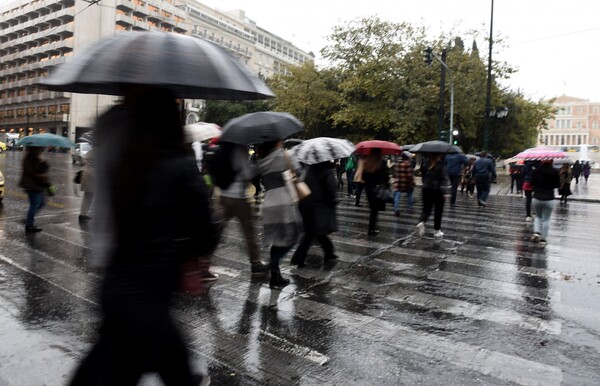 Καιρός: Έρχεται ψυχρή εισβολή - Βροχές, καταιγίδες και χιόνια ακόμη και στα χαμηλά