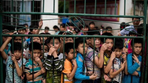 Πού καταλήγουν τα παιδιά εγκληματιών, όταν οι γονείς τους μπαίνουν φυλακή; Το θλιβερό παράδειγμα της Κίνας