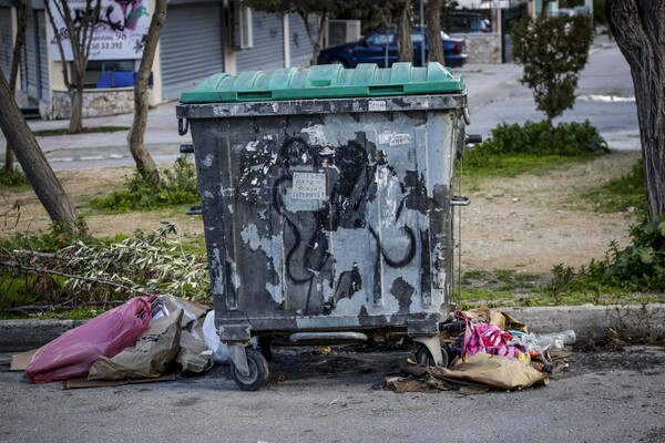 Βίντεο - ντοκουμέντο: Η στιγμή που ένας άνδρας πετά το βρέφος στον κάδο απορριμμάτων