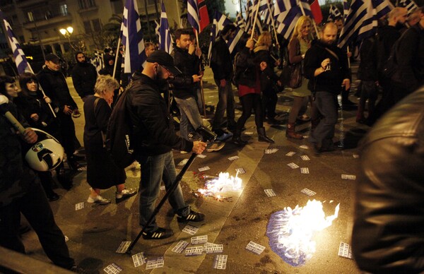 Οι Τούρκοι ανακοίνωσαν πως απαιτούν να συλληφθούν οι Χρυσαυγίτες που έκαψαν τη σημαία της χώρας τους