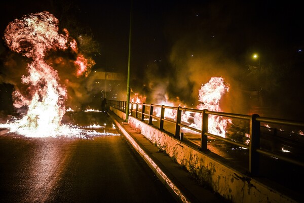 Η εκρηκτική Ανάσταση στον Νέο Κόσμο - Ρίχνουν μολότοφ μετά το «Χριστός Ανέστη»