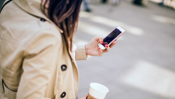 Smartphone Zombies: Κίνδυνος θάνατος το κινητό στο δρόμο