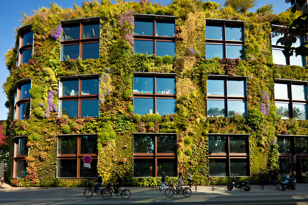 Το κίνημα του solarpunk φαντάζεται ένα μέλλον λαμπερό, πράσινο και καθόλου δυστοπικό