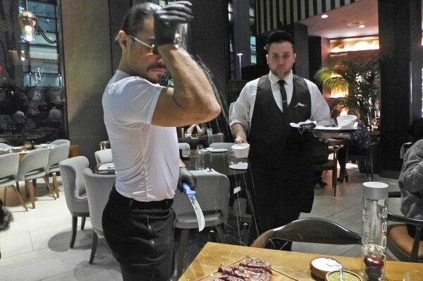 O Salt Bae έβαλε γάντι - Δεν ήθελε, αλλά αναγκάστηκε