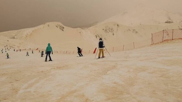 Απίστευτες εικόνες με ροζ και πορτοκαλί χιόνι - Το ασυνήθιστο φαινόμενο στα βουνά της Ευρώπης