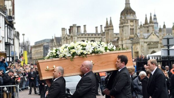 Συγκίνηση και χιλιάδες άνθρωποι για το τελευταίο αντίο στον Στίβεν Χόκινγκ - Φωτογραφίες από την κηδεία