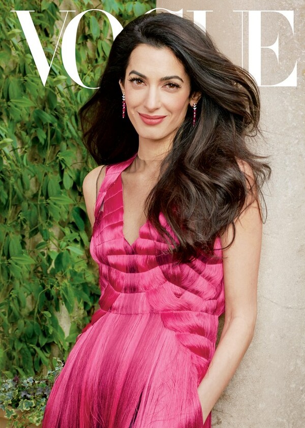 Η Αμάλ Κλούνεϊ για πρώτη φορά στο εξώφυλλο της αμερικανικής Vogue: Το φλερτ με τον Τζορτζ, η πρόταση γάμου και τα δίδυμα