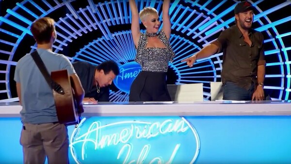 H Κέιτι Πέρι φίλησε ξαφνικά στο στόμα υποψήφιο στο American Idol, αλλά εκείνος εξοργίστηκε