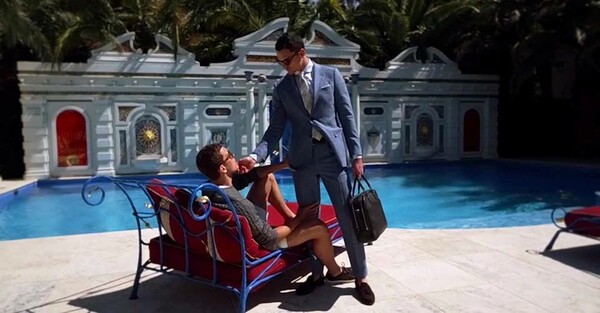 Η Suitsupply έβαλε στη νέα της καμπάνια άντρες μοντέλα να φιλιούνται και οι αντιδράσεις ήταν τεράστιες