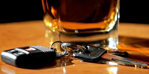 Οι ιατροδικαστές προειδοποιούν για το αλκοόλ στις γιορτές: Πότε «πιάνουμε» το όριο και απαγορεύεται η οδήγηση