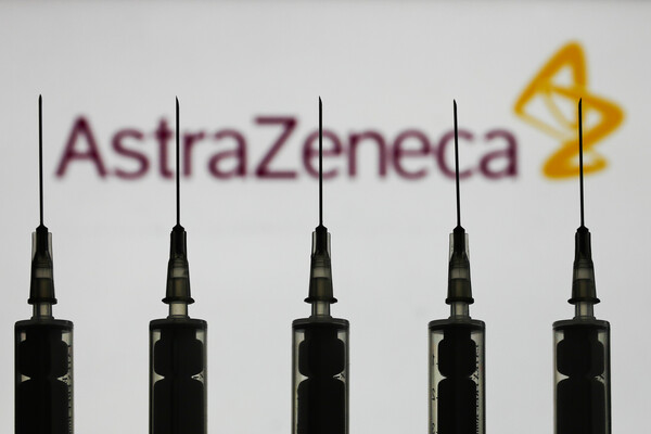 Εμβόλιο AstraZeneca: Ποιες χώρες αναστέλλουν την χορήγησή του και ποιες συνεχίζουν