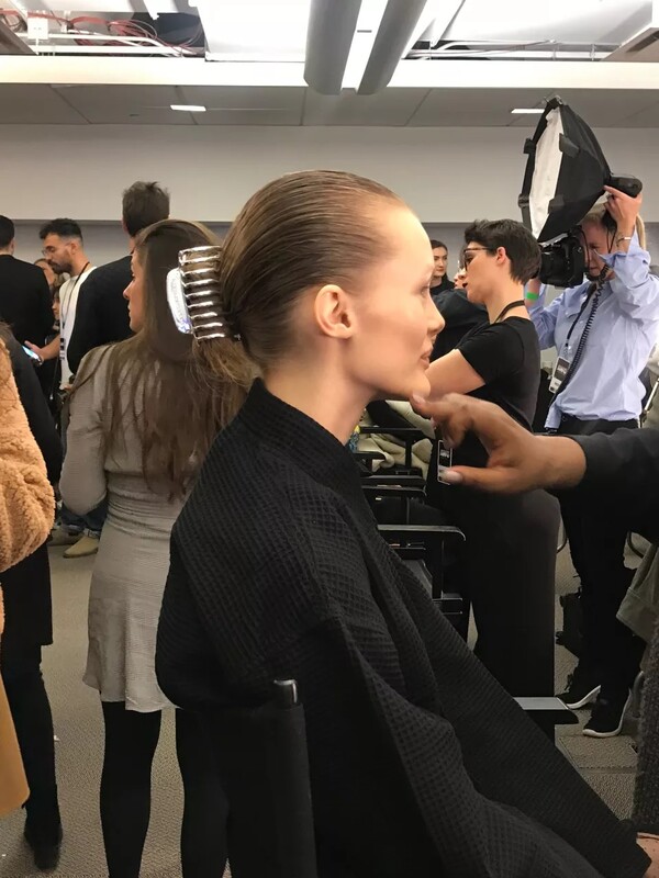 Η Κάια Γκέρμπερ με ασημένιο κλάμερ στο σόου του Alexander Wang και όλοι μιλούν για τη νέα τάση στο hairstyling