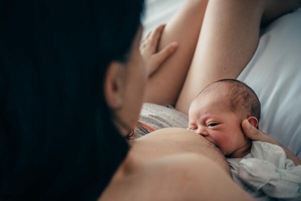 Τοκετός, λοχεία, θηλασμός: Το θαύμα της μητρότητας μέσα από 20 «ωμές» πλην εκπληκτικές φωτογραφίες