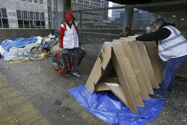 Πτυσσόμενες σκηνές από χαρτόνι μοιράστηκαν σε άστεγους των Βρυξελλών