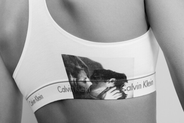 Ο Raf Simons έβαλε στη νέα συλλογή εσωρούχων Calvin Klein εικόνες από το «Φιλί» του Andy Warhol