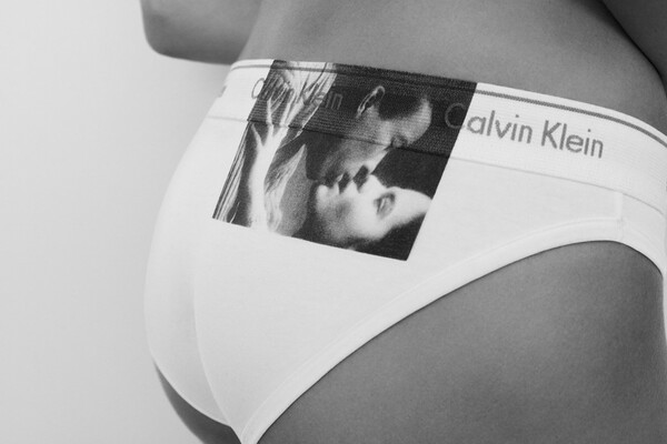 Ο Raf Simons έβαλε στη νέα συλλογή εσωρούχων Calvin Klein εικόνες από το «Φιλί» του Andy Warhol