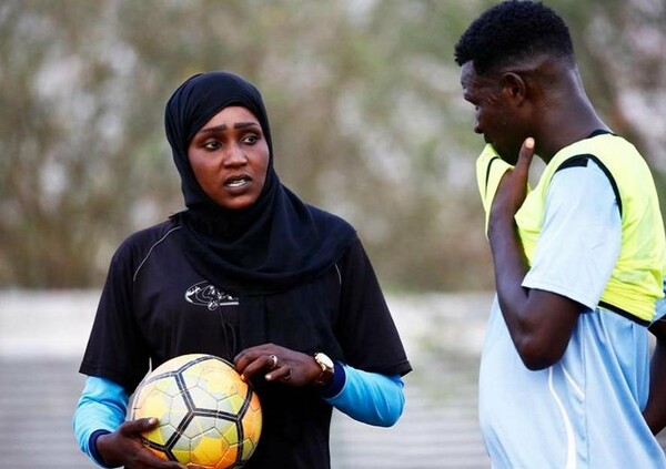 Η Σάλμα αλ-Μαζίντι είναι η πρώτη γυναίκα προπονήτρια ανδρικής ομάδας στον αραβικό κόσμο