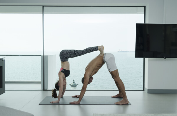 Αυτή την Κυριακή δοκιμάστε stretching με τον/τη σύντροφό σας
