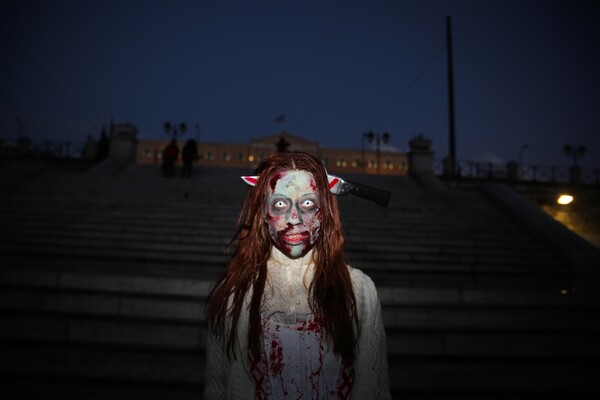 Zombie Walk Athens 2018: Οι Αθηναίοι ντύθηκαν ζόμπι και έκαναν παρέλαση τρόμου στο κέντρο της πόλης
