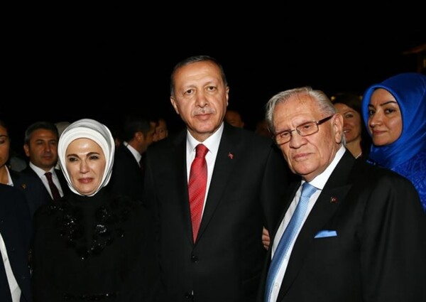 Έκλαιγε στο τηλέφωνο επειδή είχε εξοργίσει τον Ερντογάν - Αυτός είναι ο νέος κροίσος των μίντια στην Τουρκία