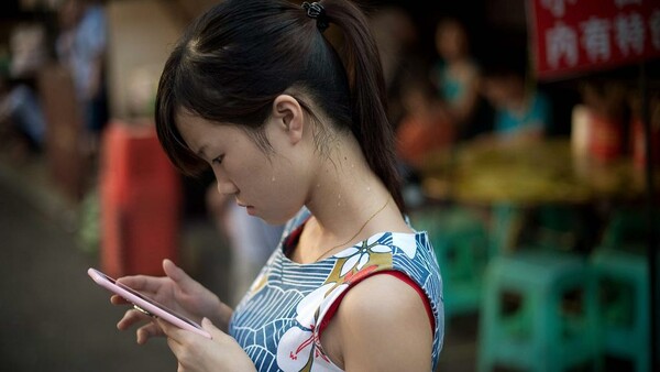 Μια νέα μανία κάνει τις γυναίκες στην Κίνα να ξοδεύουν εκατομμύρια σε εικονικούς συντρόφους