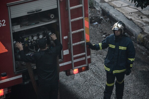 Αυτοκίνητο τυλίχθηκε στις φλόγες εν κινήσει στην εθνική οδό Θεσσαλονίκης - Νέων Μουδανιών