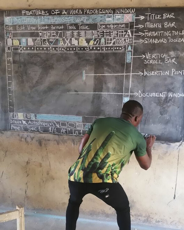 Δάσκαλος στην Γκάνα διδάσκει Πληροφορική σε μαυροπίνακα και ζωγραφίζει στο χέρι όλο το MS Word