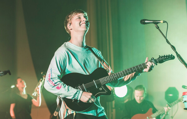 George Ezra: Ένας ποπ σταρ που μιλάει για καλοπέραση αλλά κατατρύχεται από άγχη