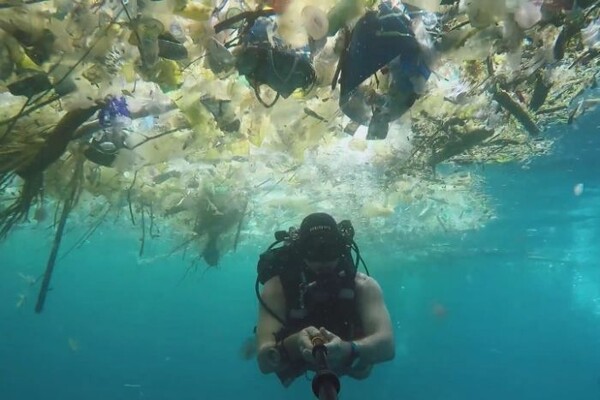 «Πλαστικό, πλαστικό, πλαστικό»: Βρετανός δύτης κατέγραψε μια θάλασσα σκουπιδιών στο Μπαλί