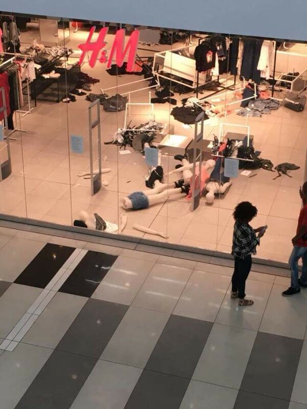 Διέλυσαν κατάστημα H&M στο Γιοχάνεσμπουργκ - Οργισμένοι διαδηλωτές έσπασαν τα πάντα