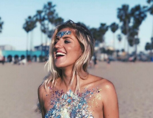 Ξεχάστε μπικίνι και κροπ τοπ ή και όχι: Τα «Glitter Boobs» είναι η τελευταία τάση στο Instagram